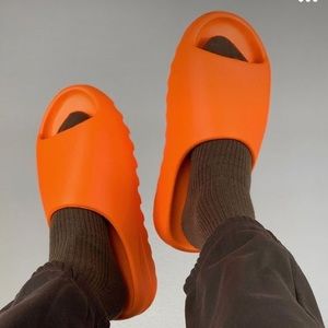 🍊 YEEZY SLIDES ORANGE 🍊